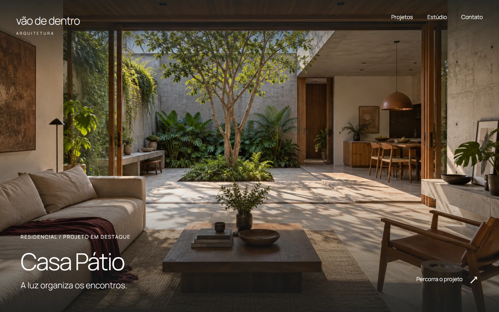 Portfólio conceitual Vão de Dentro, com a Casa Pátio e um segundo projeto de apartamento.